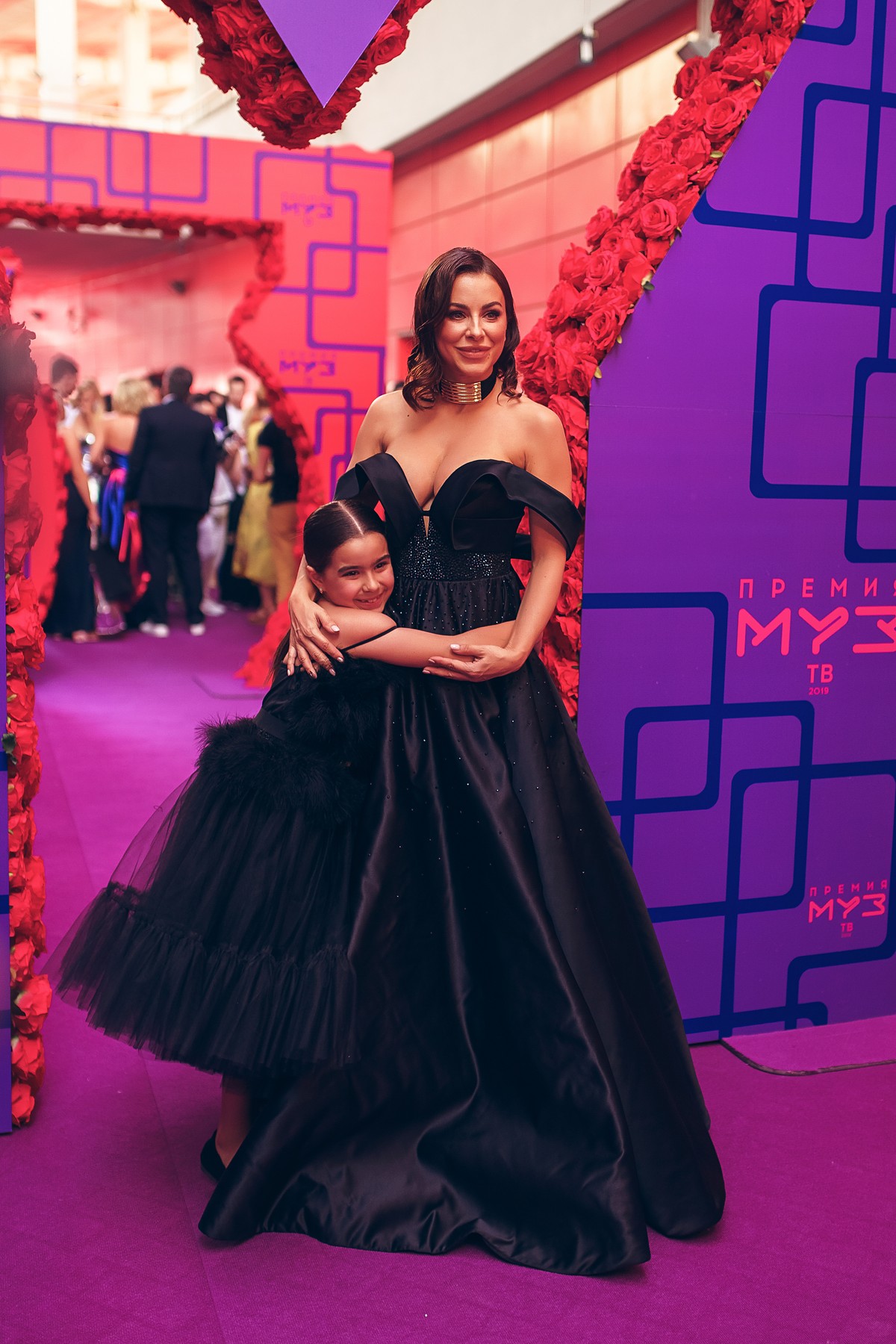 Интервью со звездными гостями премии, самые яркие моменты шоу. Обо всем великолепии “Муз-ТВ 2019” нам рассказал звездный журналист Сергей Сажин.