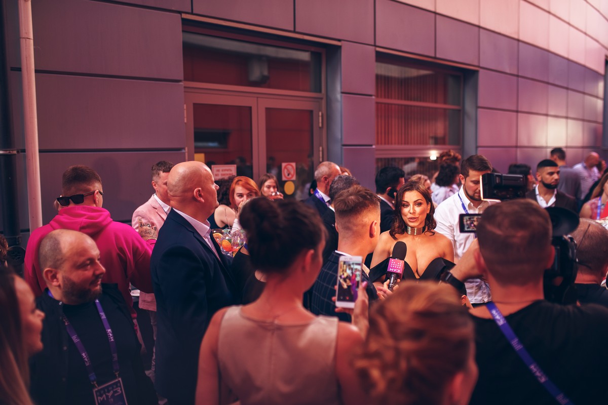 Интервью со звездными гостями премии, самые яркие моменты шоу. Обо всем великолепии “Муз-ТВ 2019” нам рассказал звездный журналист Сергей Сажин.