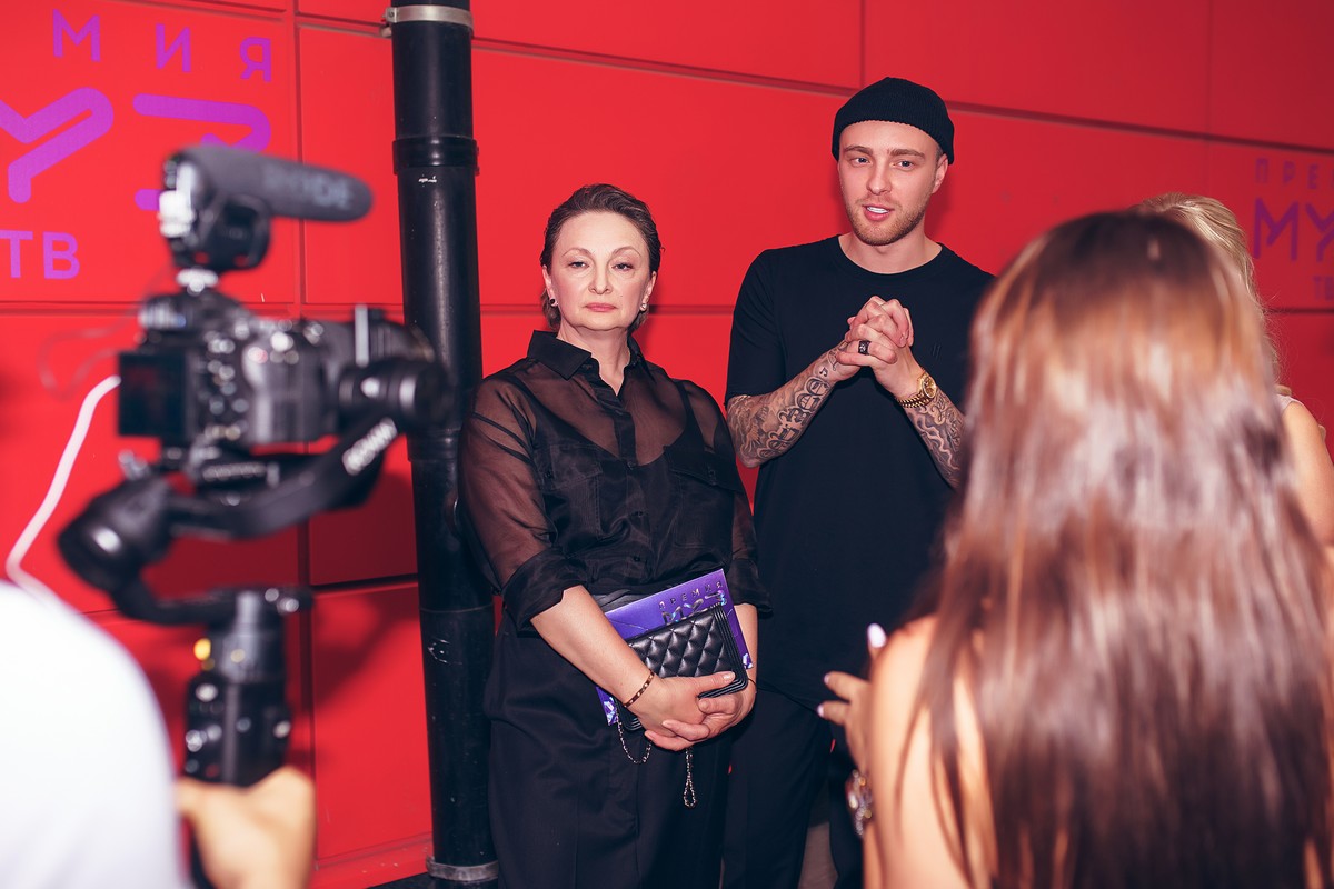 Интервью со звездными гостями премии, самые яркие моменты шоу. Обо всем великолепии “Муз-ТВ 2019” нам рассказал звездный журналист Сергей Сажин.