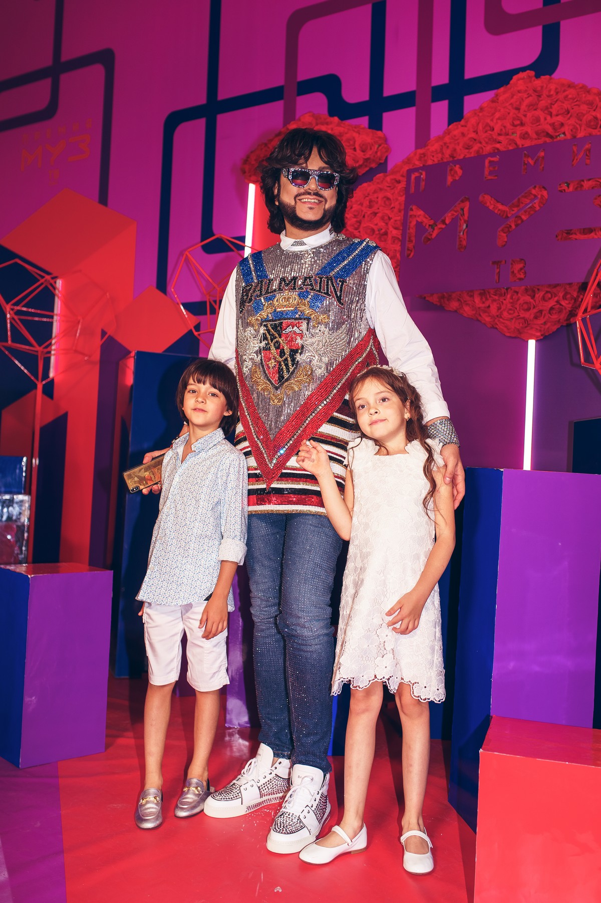 Интервью со звездными гостями премии, самые яркие моменты шоу. Обо всем великолепии “Муз-ТВ 2019” нам рассказал звездный журналист Сергей Сажин.