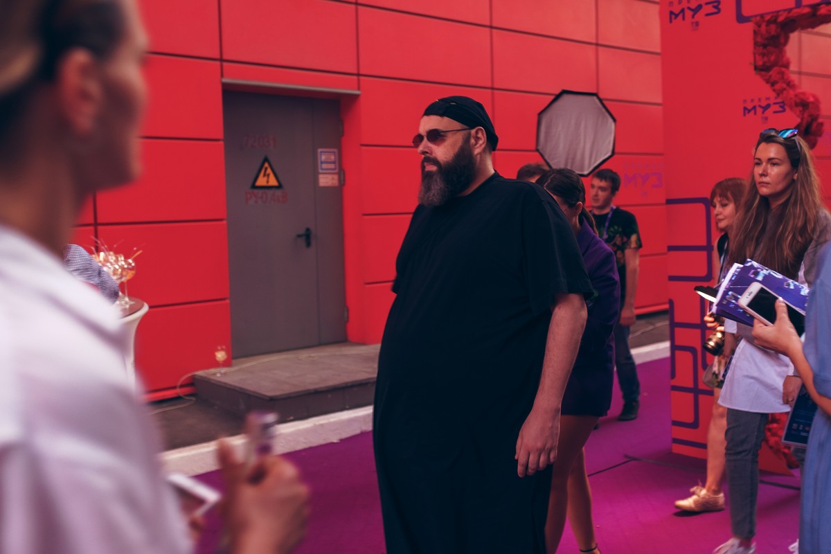 Интервью со звездными гостями премии, самые яркие моменты шоу. Обо всем великолепии “Муз-ТВ 2019” нам рассказал звездный журналист Сергей Сажин.