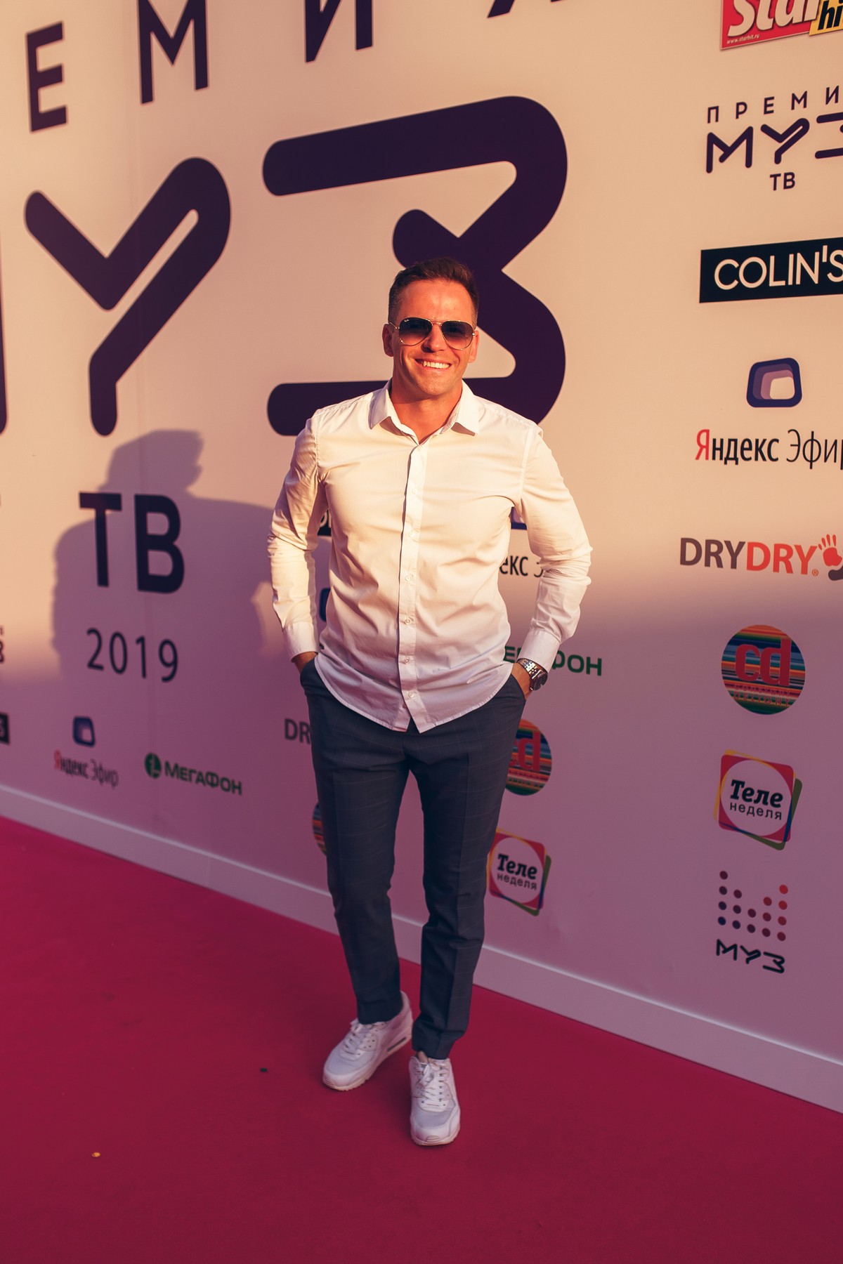 Интервью со звездными гостями премии, самые яркие моменты шоу. Обо всем великолепии “Муз-ТВ 2019” нам рассказал звездный журналист Сергей Сажин.