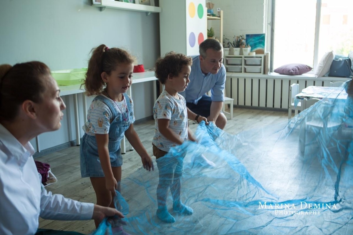 Проект “Сказки из чемодана” существует уже больше года. Он был обречен на популярность с момента рождения. Но что в нем меняется и преобразуется? И как творится магия? Об этом мы расспросили автора, Ирину Пономареву