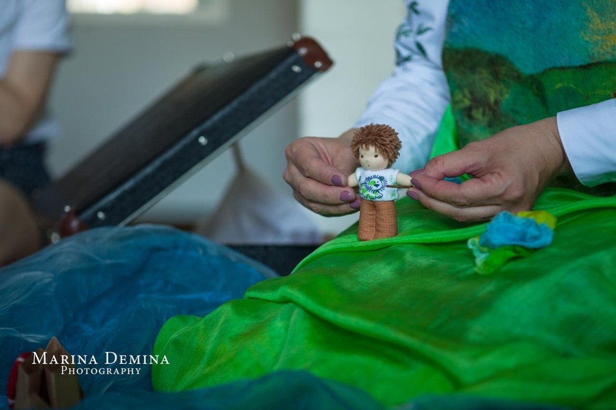 Проект “Сказки из чемодана” существует уже больше года. Он был обречен на популярность с момента рождения. Но что в нем меняется и преобразуется? И как творится магия? Об этом мы расспросили автора, Ирину Пономареву