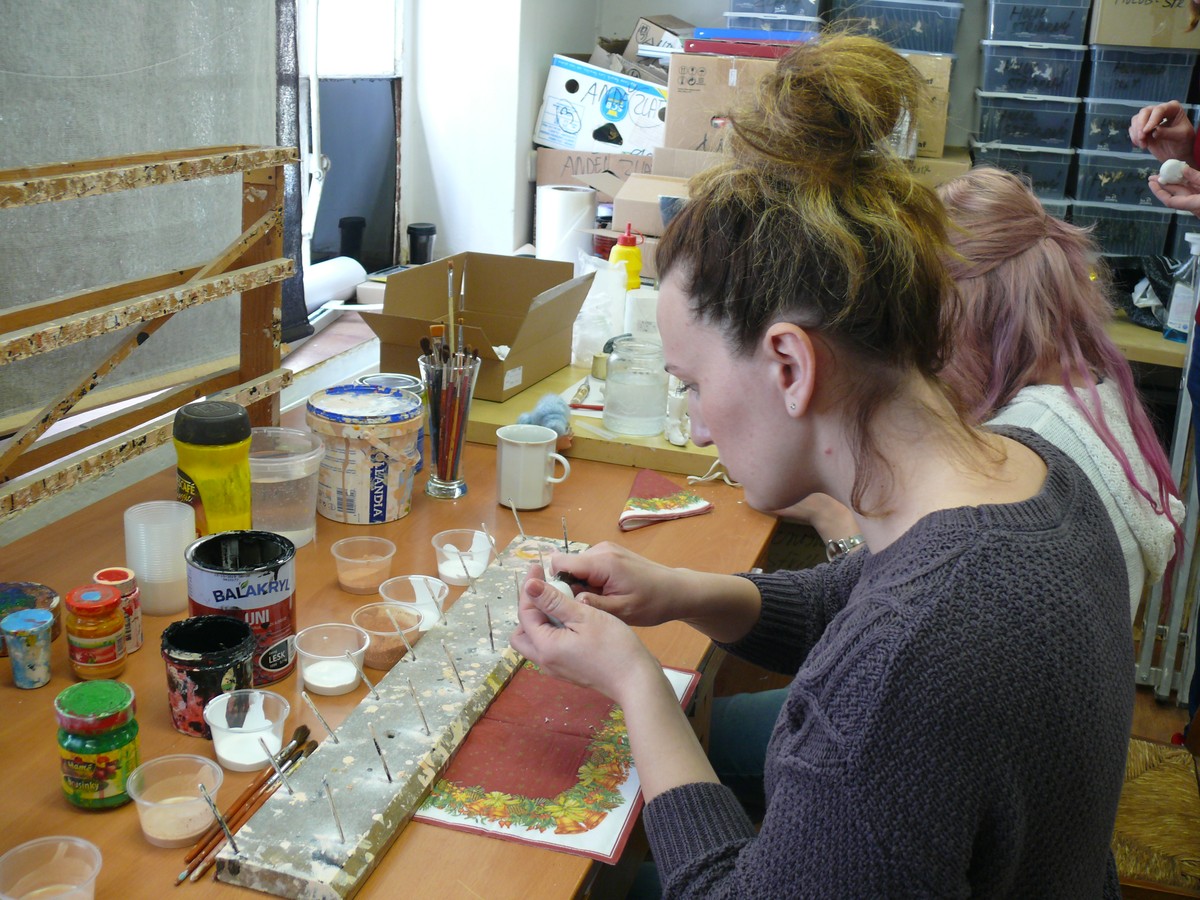 Проект “Сказки из чемодана” существует уже больше года. Он был обречен на популярность с момента рождения. Но что в нем меняется и преобразуется? И как творится магия? Об этом мы расспросили автора, Ирину Пономареву