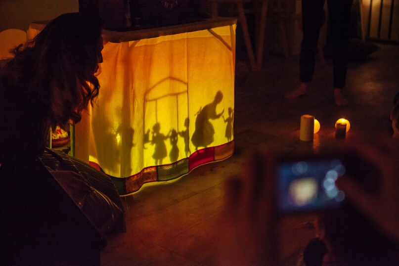 Проект “Сказки из чемодана” существует уже больше года. Он был обречен на популярность с момента рождения. Но что в нем меняется и преобразуется? И как творится магия? Об этом мы расспросили автора, Ирину Пономареву