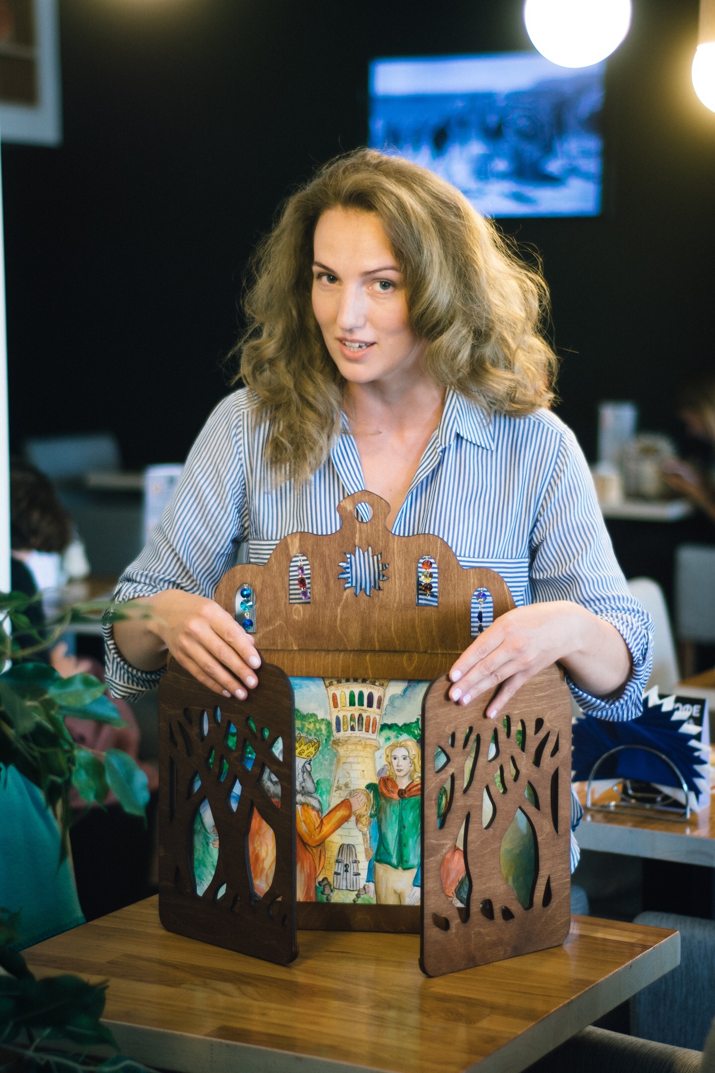 Проект “Сказки из чемодана” существует уже больше года. Он был обречен на популярность с момента рождения. Но что в нем меняется и преобразуется? И как творится магия? Об этом мы расспросили автора, Ирину Пономареву