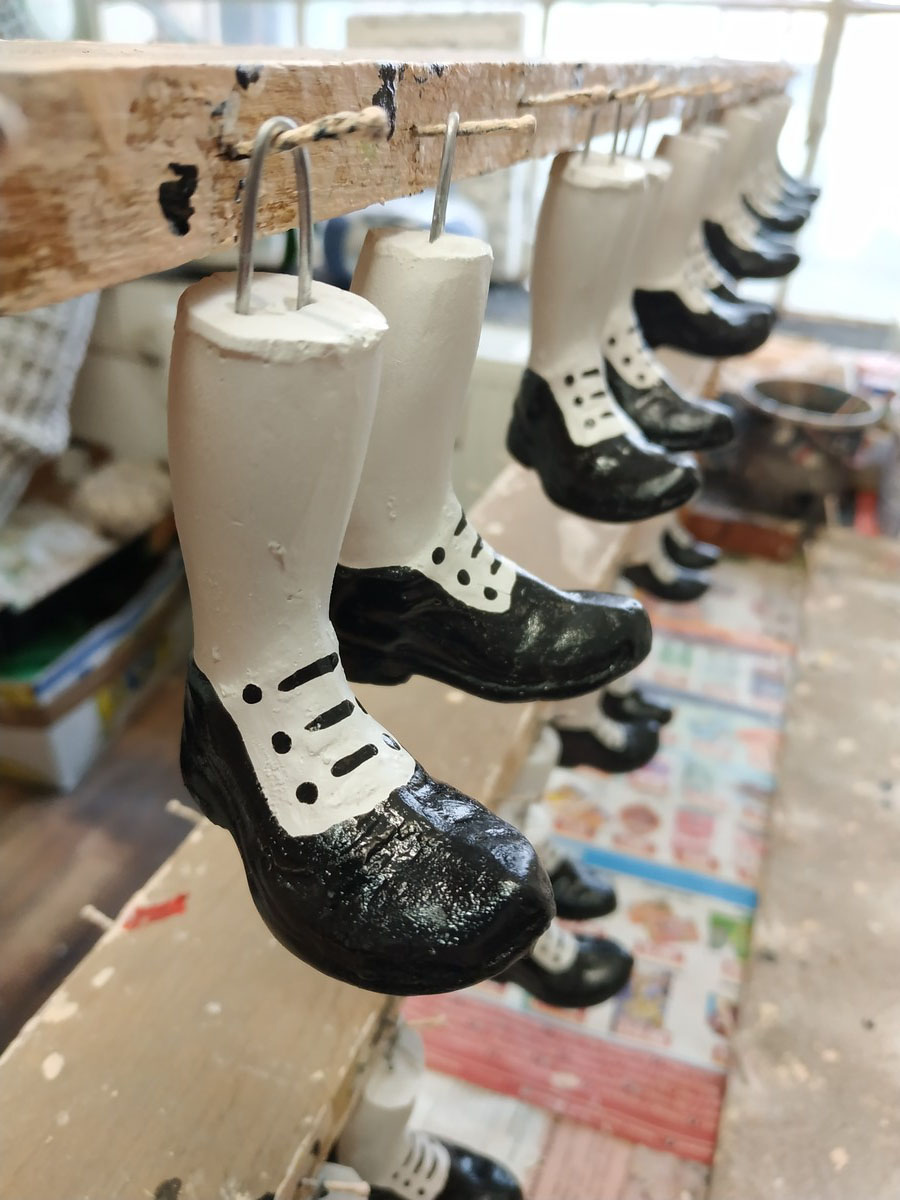 Проект “Сказки из чемодана” существует уже больше года. Он был обречен на популярность с момента рождения. Но что в нем меняется и преобразуется? И как творится магия? Об этом мы расспросили автора, Ирину Пономареву