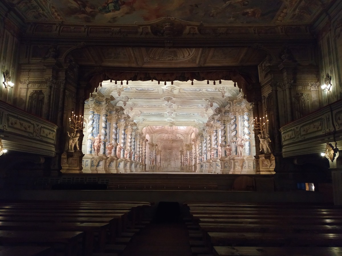 Проект “Сказки из чемодана” существует уже больше года. Он был обречен на популярность с момента рождения. Но что в нем меняется и преобразуется? И как творится магия? Об этом мы расспросили автора, Ирину Пономареву