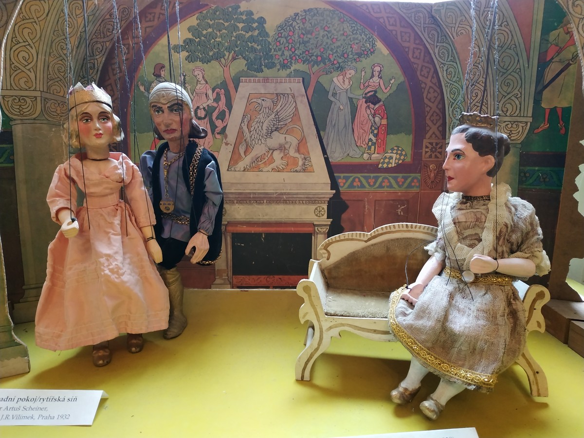 Проект “Сказки из чемодана” существует уже больше года. Он был обречен на популярность с момента рождения. Но что в нем меняется и преобразуется? И как творится магия? Об этом мы расспросили автора, Ирину Пономареву