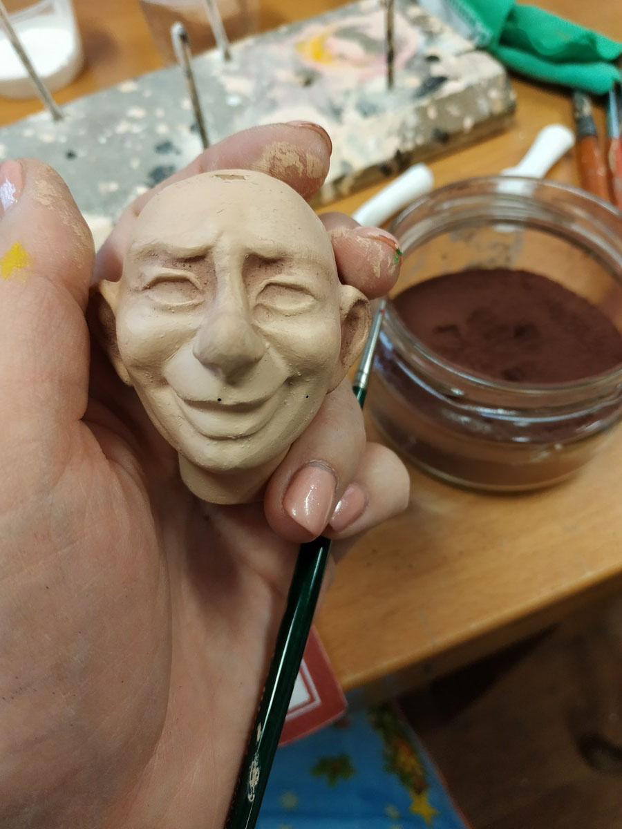 Проект “Сказки из чемодана” существует уже больше года. Он был обречен на популярность с момента рождения. Но что в нем меняется и преобразуется? И как творится магия? Об этом мы расспросили автора, Ирину Пономареву