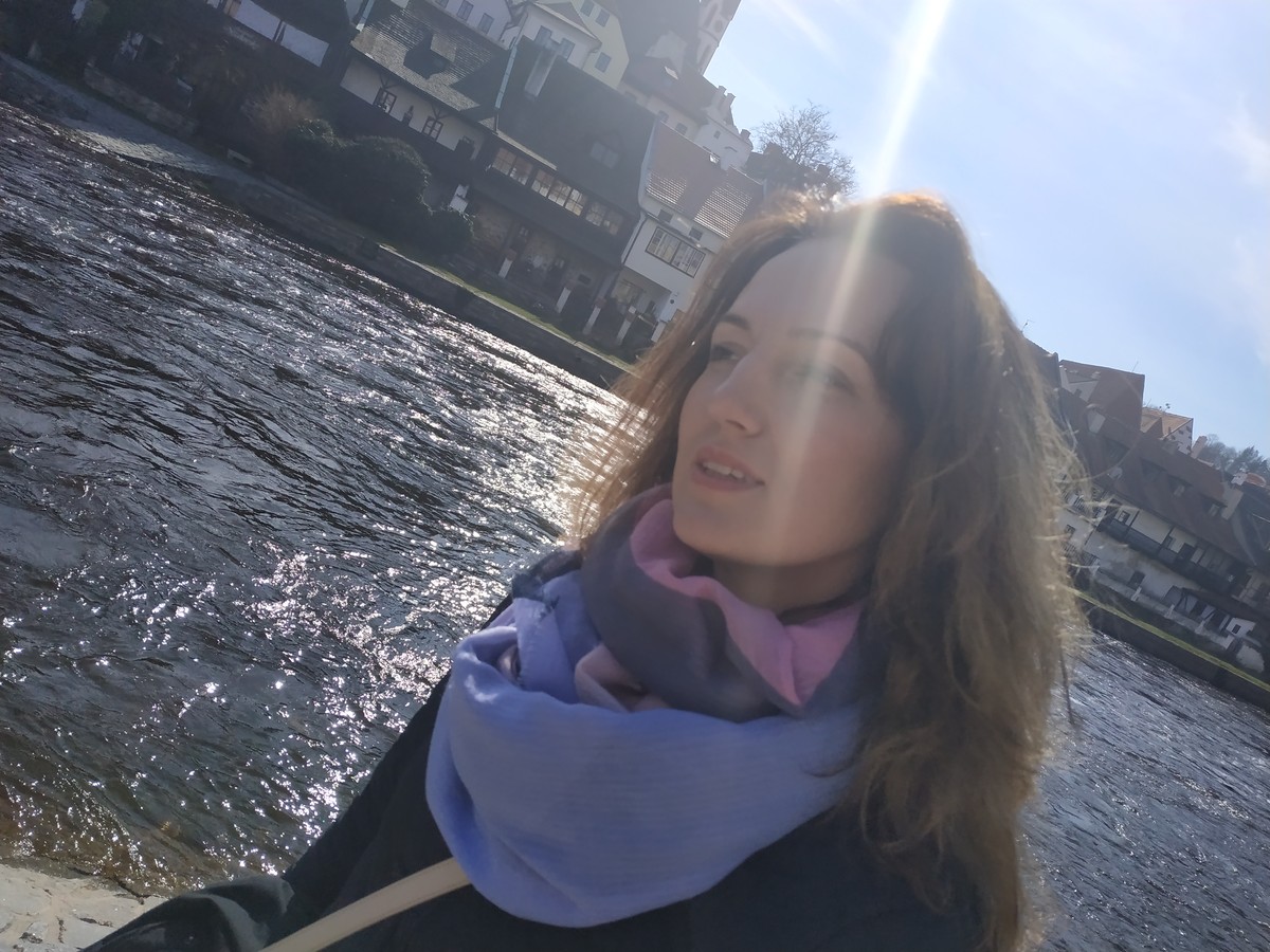 Проект “Сказки из чемодана” существует уже больше года. Он был обречен на популярность с момента рождения. Но что в нем меняется и преобразуется? И как творится магия? Об этом мы расспросили автора, Ирину Пономареву