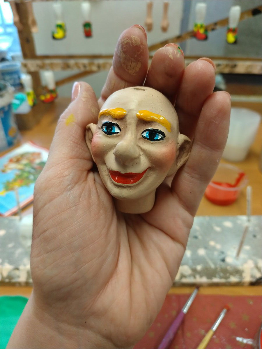 Проект “Сказки из чемодана” существует уже больше года. Он был обречен на популярность с момента рождения. Но что в нем меняется и преобразуется? И как творится магия? Об этом мы расспросили автора, Ирину Пономареву