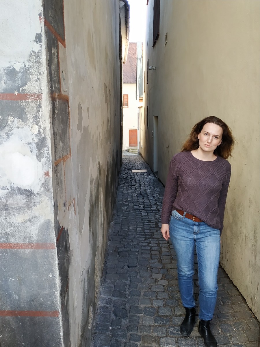 Проект “Сказки из чемодана” существует уже больше года. Он был обречен на популярность с момента рождения. Но что в нем меняется и преобразуется? И как творится магия? Об этом мы расспросили автора, Ирину Пономареву