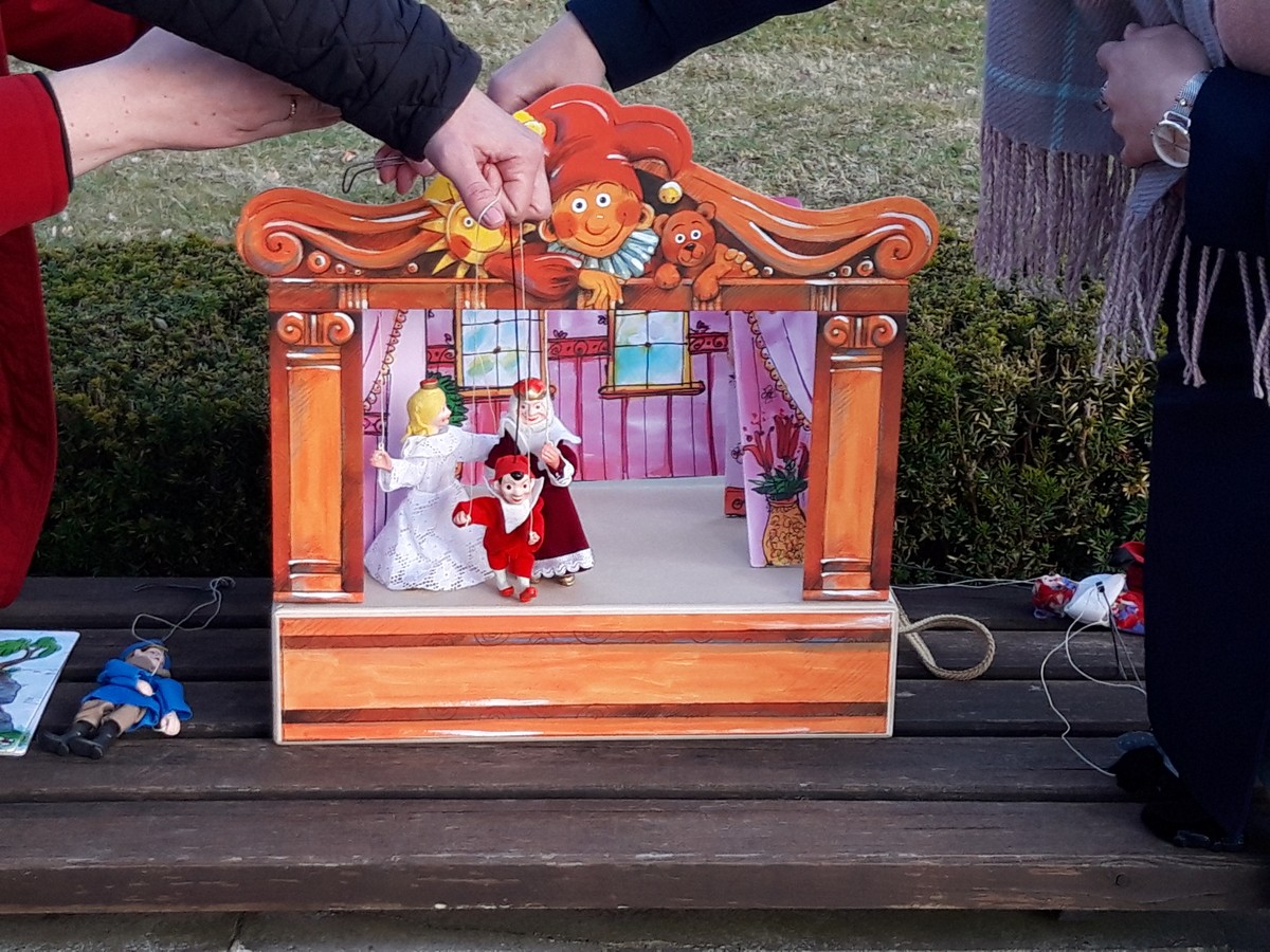 Проект “Сказки из чемодана” существует уже больше года. Он был обречен на популярность с момента рождения. Но что в нем меняется и преобразуется? И как творится магия? Об этом мы расспросили автора, Ирину Пономареву