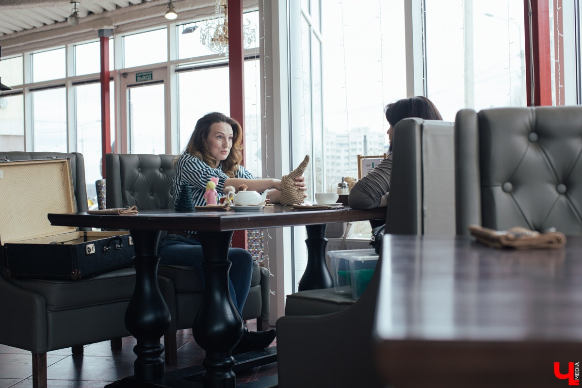 Проект “Сказки из чемодана” существует уже больше года. Он был обречен на популярность с момента рождения. Но что в нем меняется и преобразуется? И как творится магия? Об этом мы расспросили автора, Ирину Пономареву