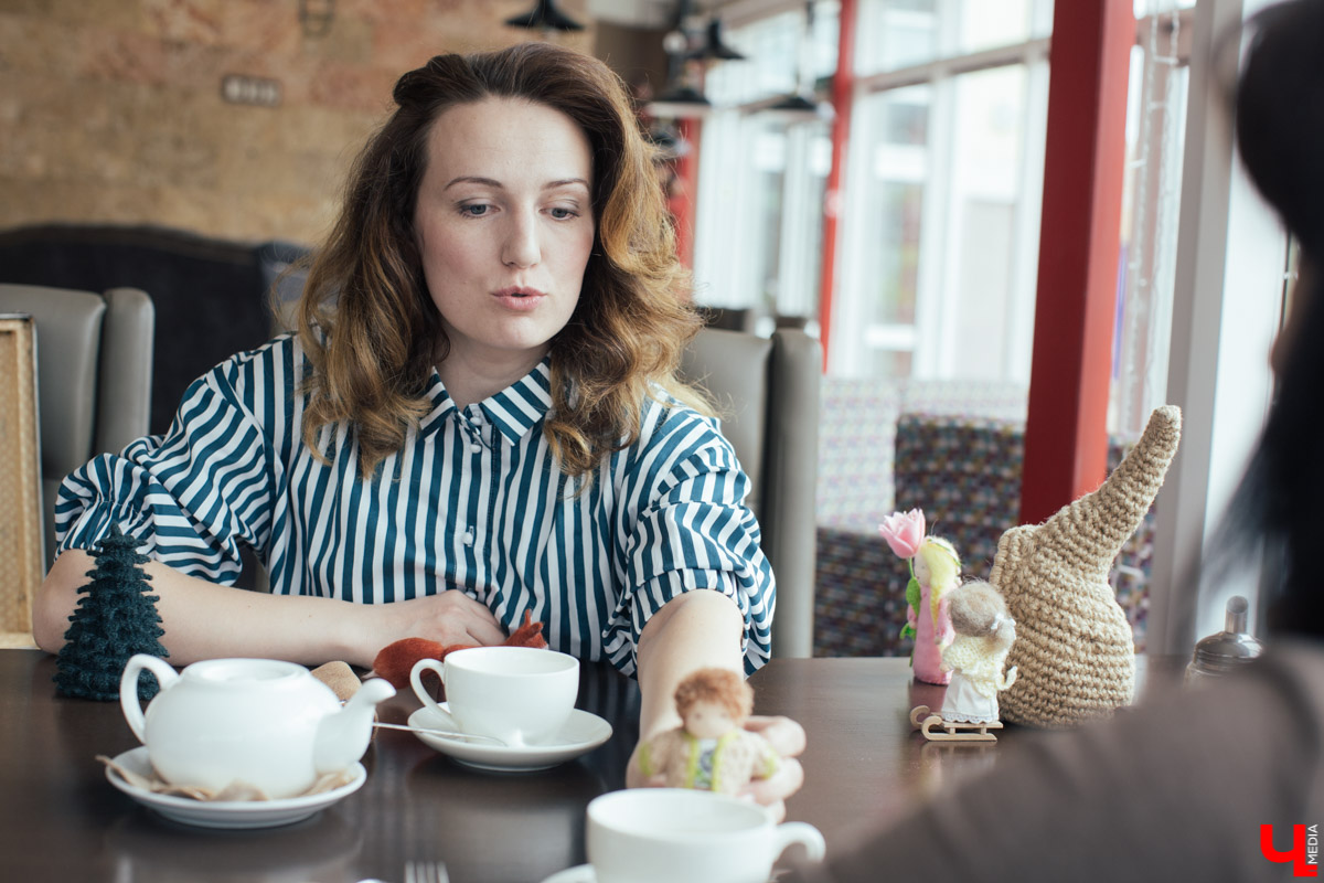 Проект “Сказки из чемодана” существует уже больше года. Он был обречен на популярность с момента рождения. Но что в нем меняется и преобразуется? И как творится магия? Об этом мы расспросили автора, Ирину Пономареву