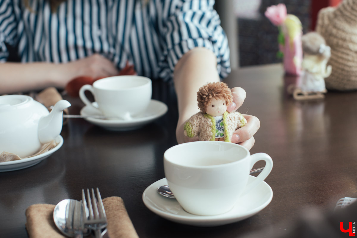 Проект “Сказки из чемодана” существует уже больше года. Он был обречен на популярность с момента рождения. Но что в нем меняется и преобразуется? И как творится магия? Об этом мы расспросили автора, Ирину Пономареву