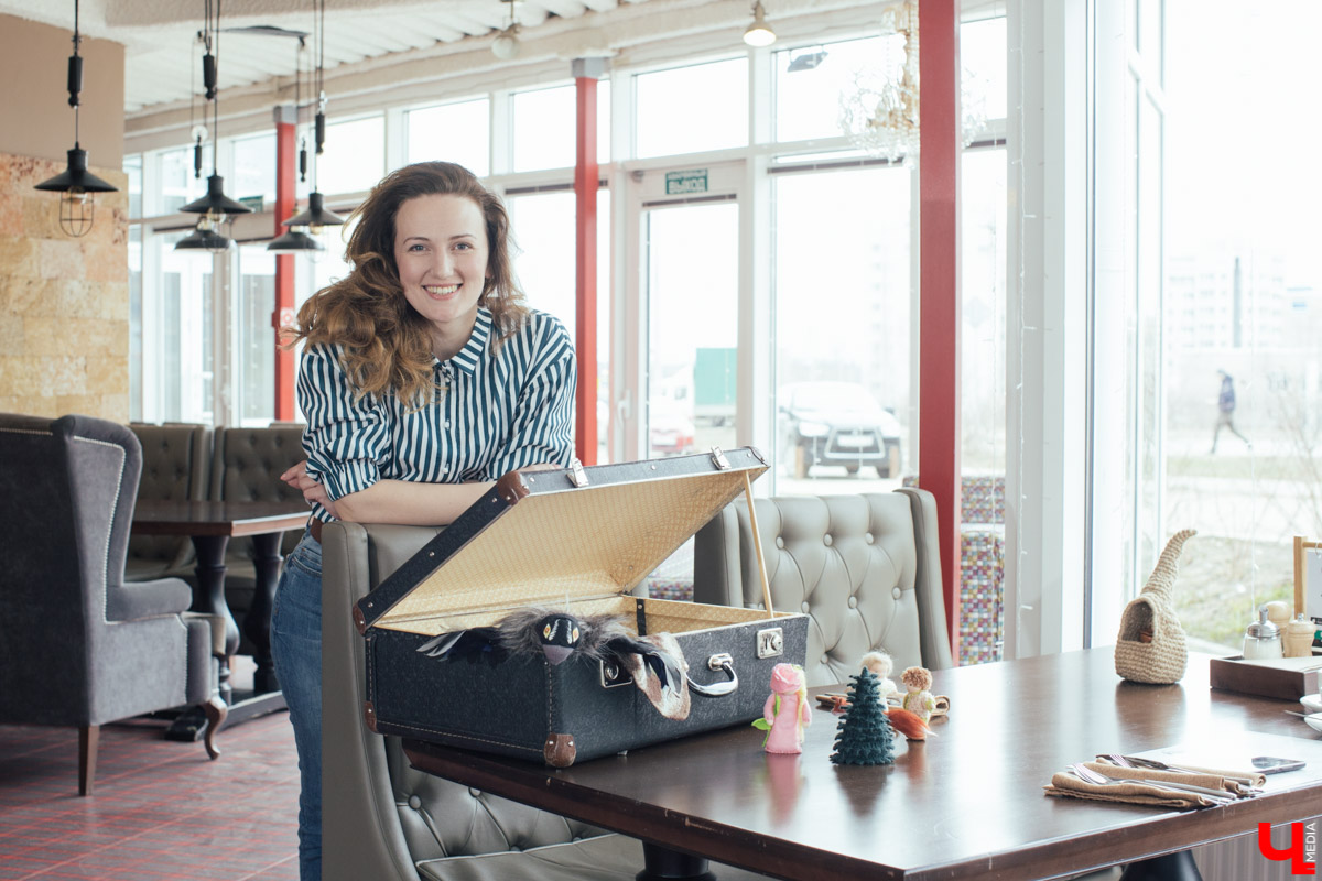 Проект “Сказки из чемодана” существует уже больше года. Он был обречен на популярность с момента рождения. Но что в нем меняется и преобразуется? И как творится магия? Об этом мы расспросили автора, Ирину Пономареву