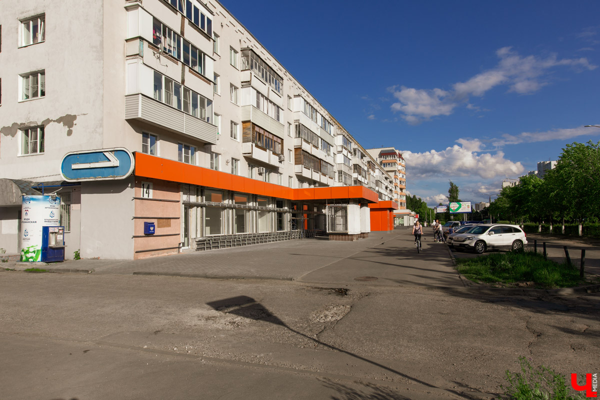 Краевед Александр Пронин провел для нас необычную экскурсию по Суздальскому проспекту. Он поделился интересными ретро-фото и рассказал историю этого места