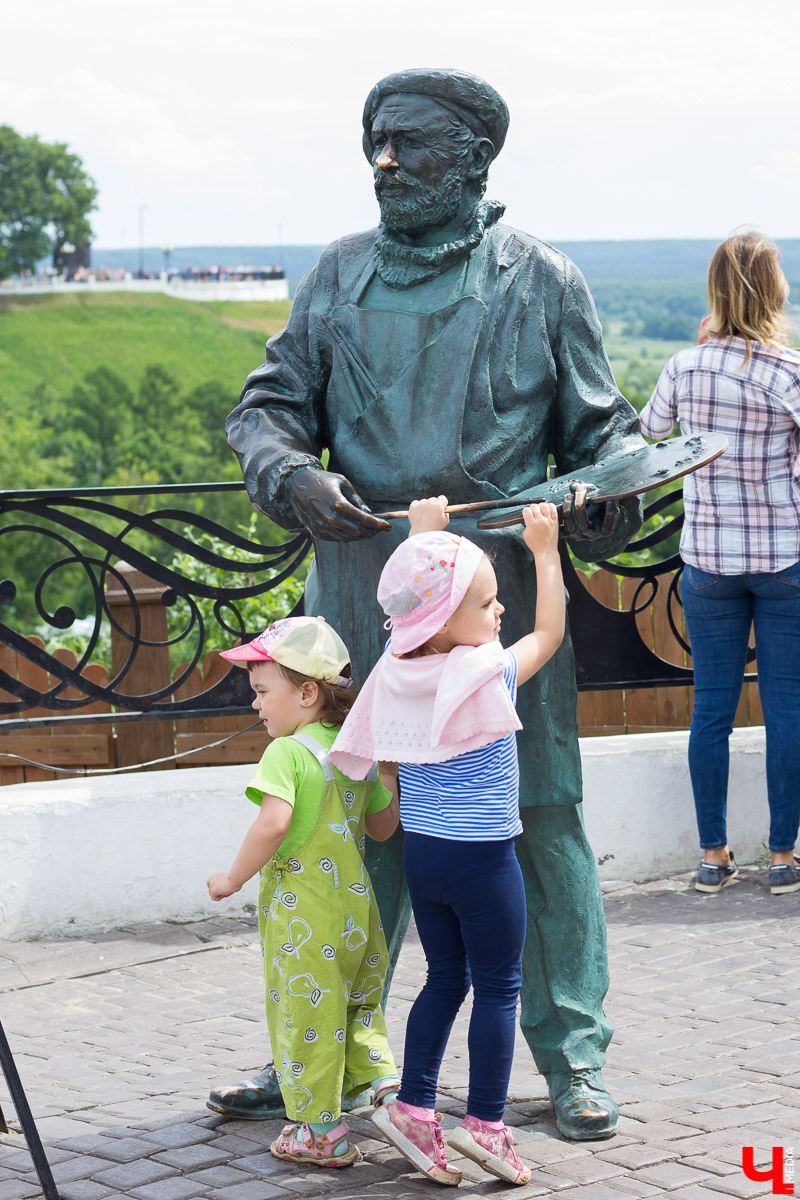 Игорь Черноглазов – один из ведущих скульпторов России. Монументы и парковые фигуры, которые он создает, украшают не только нашу необъятную, но и страны дальнего зарубежья. Черноглазов раскрыл секреты технологии своей работы.