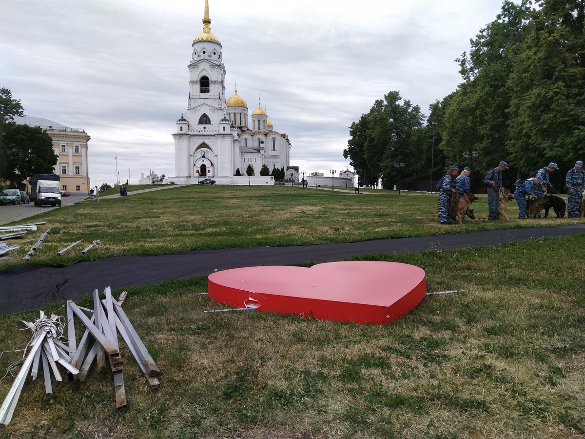 На Соборной площади поливальная машина сломала надпись “Я люблю Владимир”. Инцидент произошел ночью, конструкция уже вывезена с площади. Не исключено, что она снова вернется туда.