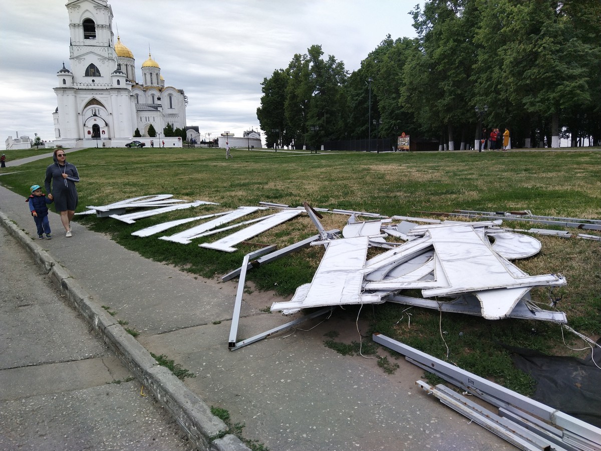 На Соборной площади поливальная машина сломала надпись “Я люблю Владимир”. Инцидент произошел ночью, конструкция уже вывезена с площади. Не исключено, что она снова вернется туда.
