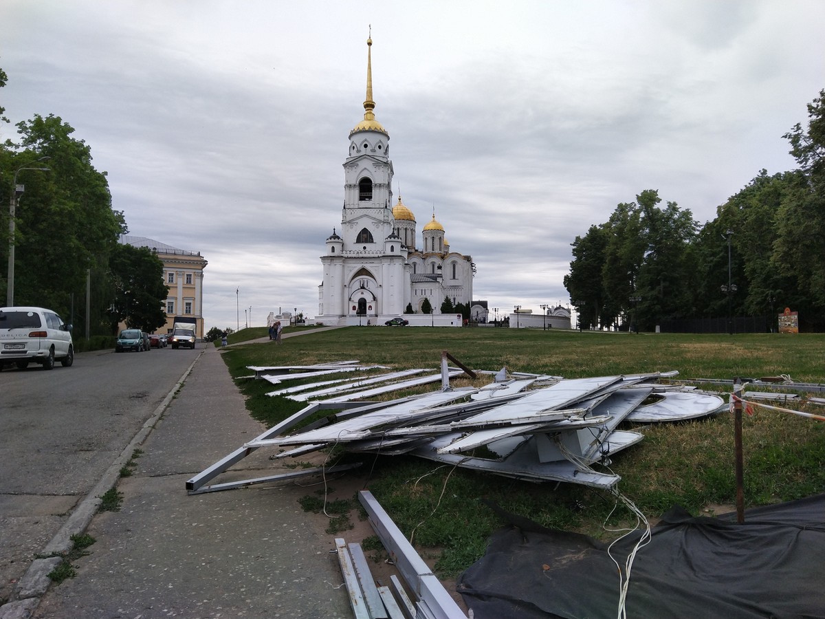 На Соборной площади поливальная машина сломала надпись “Я люблю Владимир”. Инцидент произошел ночью, конструкция уже вывезена с площади. Не исключено, что она снова вернется туда.