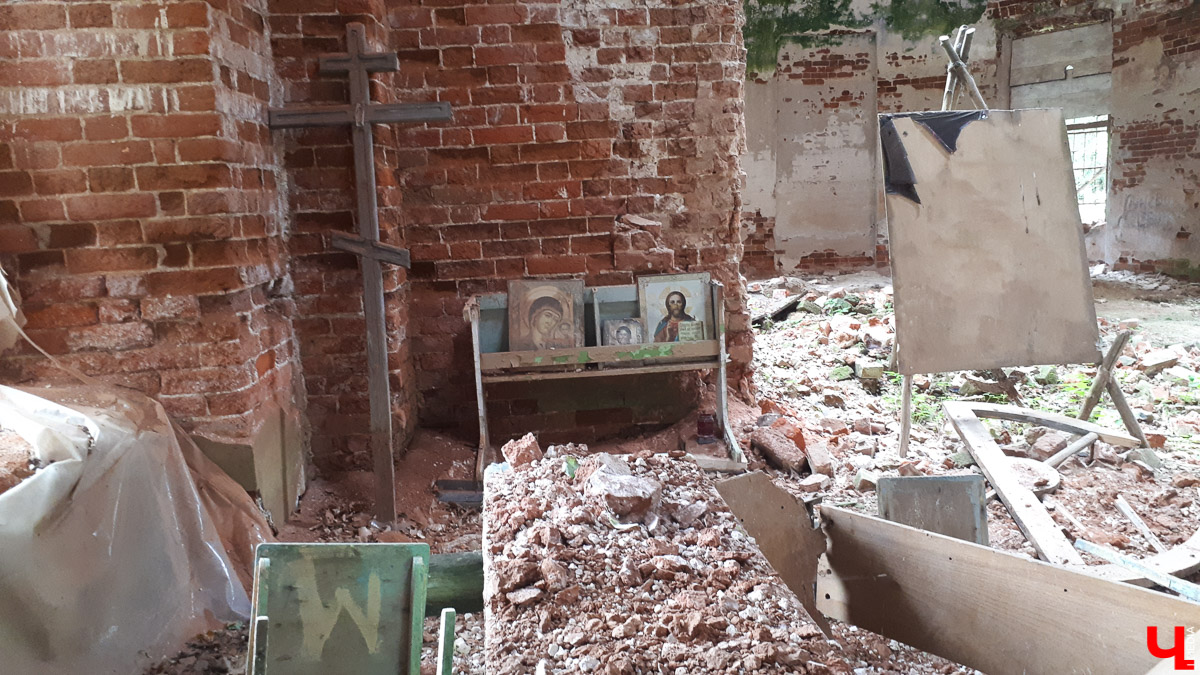 Рассказываем о необычном месте в городской черте. Деревня Ширманиха стала микрорайоном Владимира, но до сих пор это место словно стоит на краю мира. А рядом - очень красивый заброшенный храм