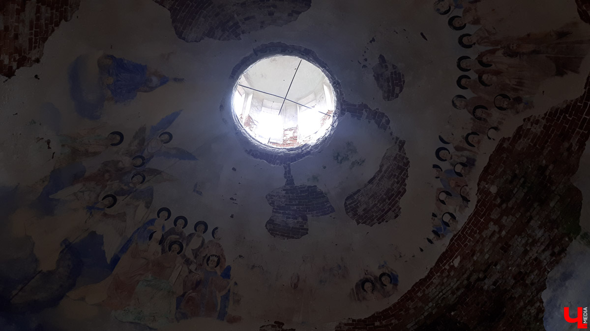 Рассказываем о необычном месте в городской черте. Деревня Ширманиха стала микрорайоном Владимира, но до сих пор это место словно стоит на краю мира. А рядом - очень красивый заброшенный храм