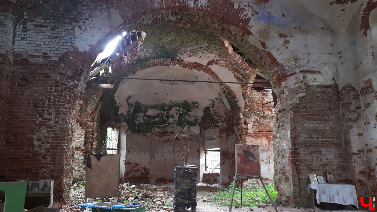 Рассказываем о необычном месте в городской черте. Деревня Ширманиха стала микрорайоном Владимира, но до сих пор это место словно стоит на краю мира. А рядом - очень красивый заброшенный храм