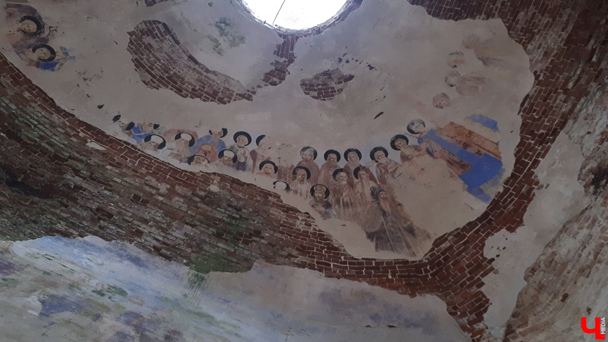 Рассказываем о необычном месте в городской черте. Деревня Ширманиха стала микрорайоном Владимира, но до сих пор это место словно стоит на краю мира. А рядом - очень красивый заброшенный храм