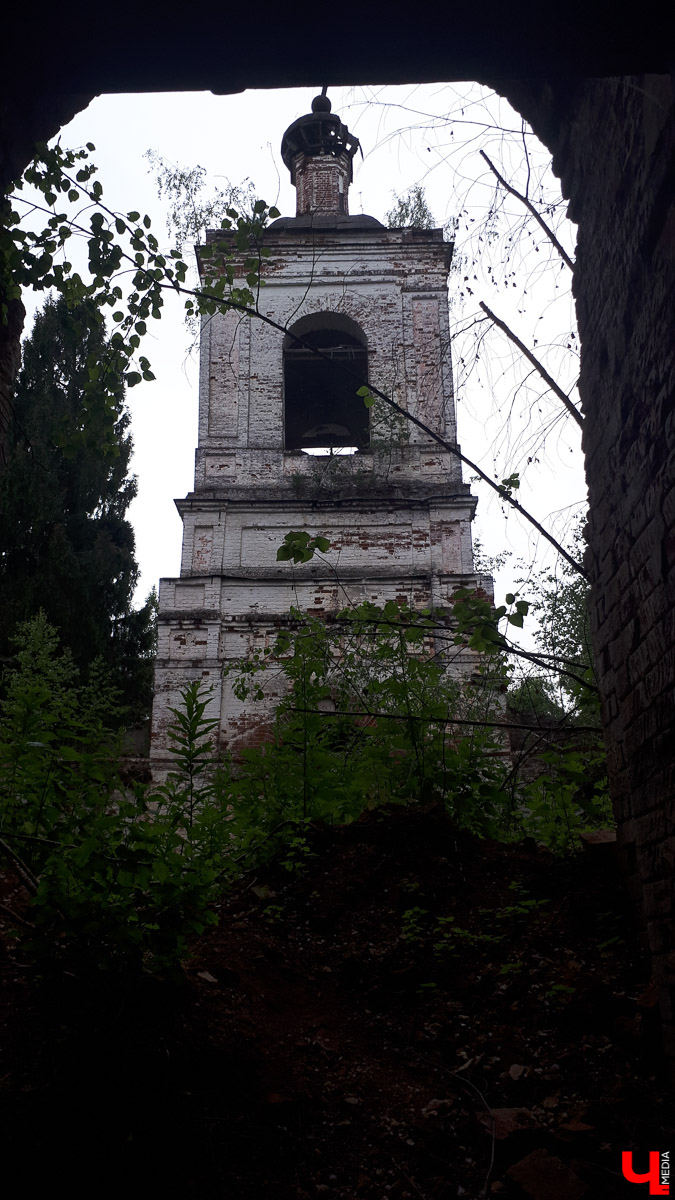 Рассказываем о необычном месте в городской черте. Деревня Ширманиха стала микрорайоном Владимира, но до сих пор это место словно стоит на краю мира. А рядом - очень красивый заброшенный храм