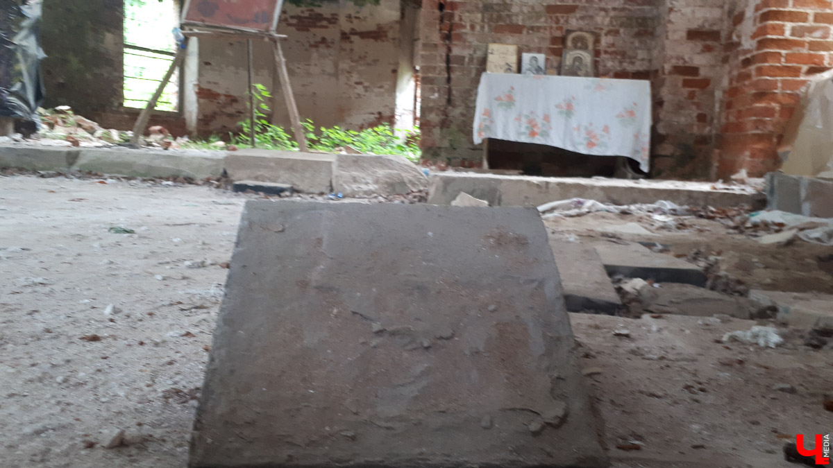 Рассказываем о необычном месте в городской черте. Деревня Ширманиха стала микрорайоном Владимира, но до сих пор это место словно стоит на краю мира. А рядом - очень красивый заброшенный храм