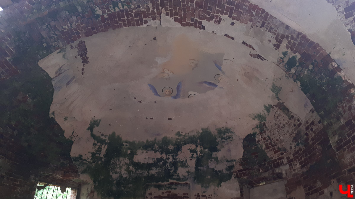 Рассказываем о необычном месте в городской черте. Деревня Ширманиха стала микрорайоном Владимира, но до сих пор это место словно стоит на краю мира. А рядом - очень красивый заброшенный храм