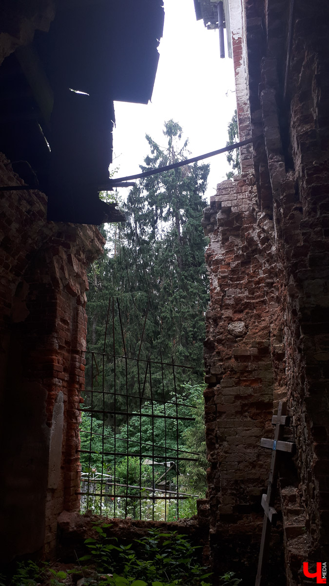 Рассказываем о необычном месте в городской черте. Деревня Ширманиха стала микрорайоном Владимира, но до сих пор это место словно стоит на краю мира. А рядом - очень красивый заброшенный храм