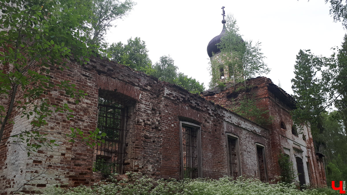 Рассказываем о необычном месте в городской черте. Деревня Ширманиха стала микрорайоном Владимира, но до сих пор это место словно стоит на краю мира. А рядом - очень красивый заброшенный храм