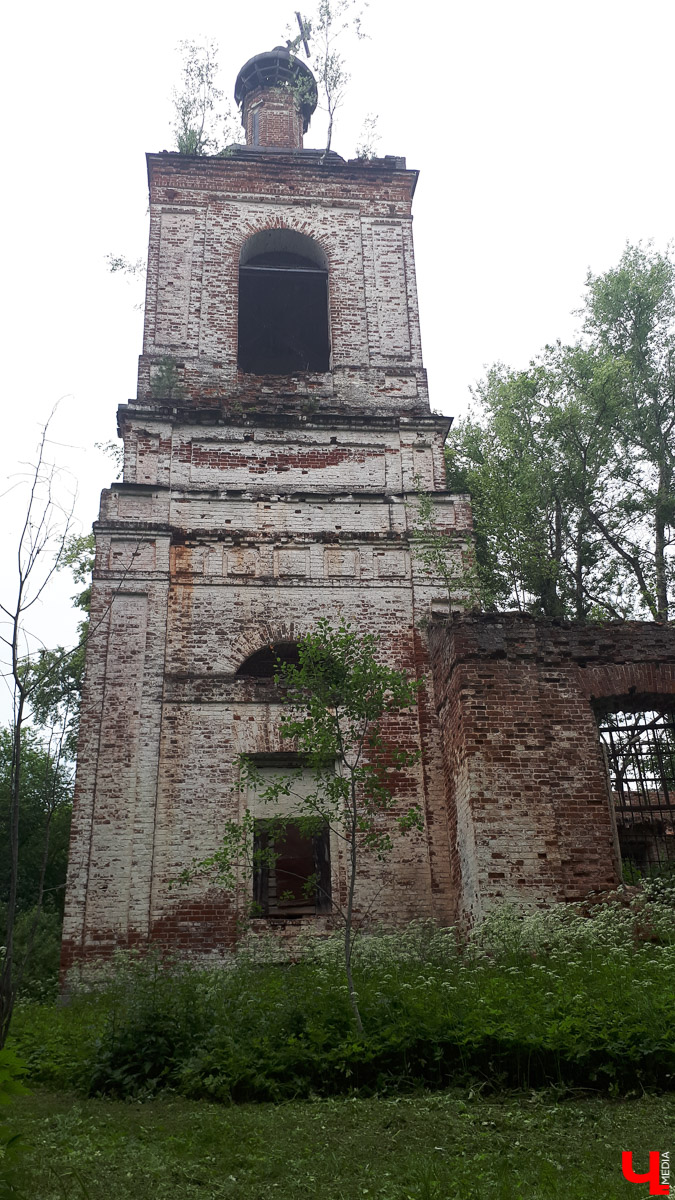 Рассказываем о необычном месте в городской черте. Деревня Ширманиха стала микрорайоном Владимира, но до сих пор это место словно стоит на краю мира. А рядом - очень красивый заброшенный храм