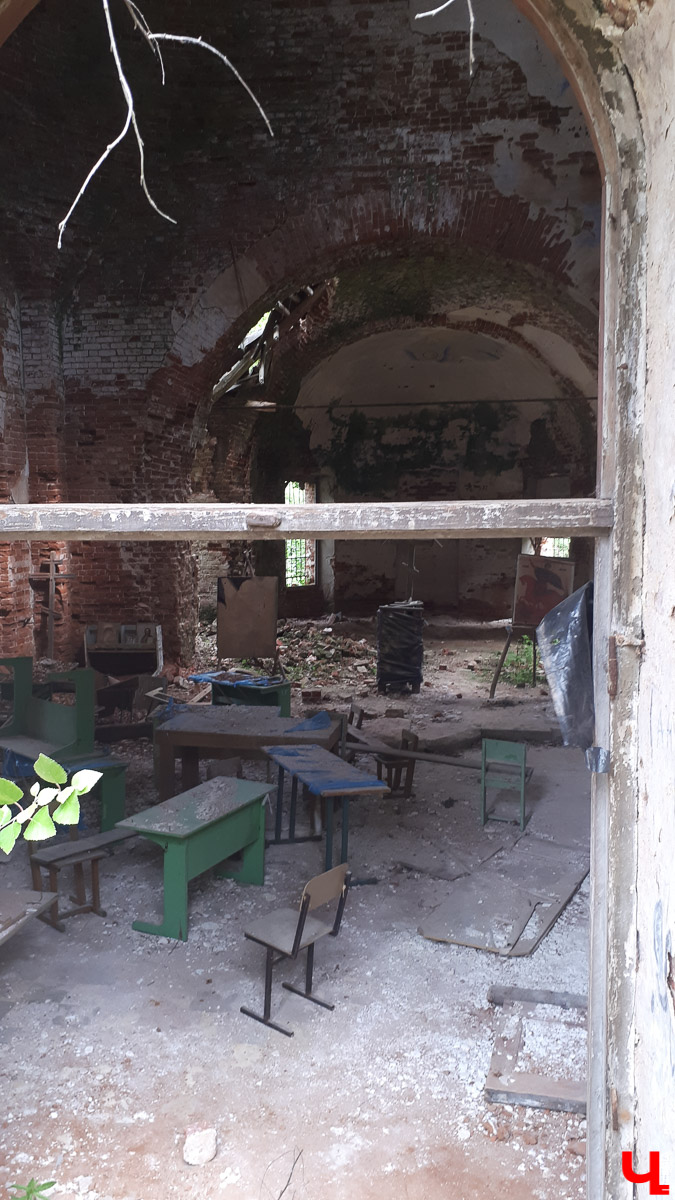 Рассказываем о необычном месте в городской черте. Деревня Ширманиха стала микрорайоном Владимира, но до сих пор это место словно стоит на краю мира. А рядом - очень красивый заброшенный храм