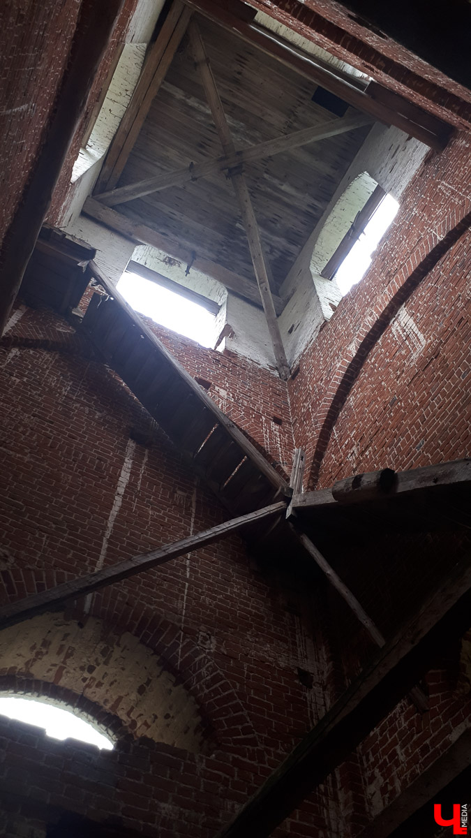 Рассказываем о необычном месте в городской черте. Деревня Ширманиха стала микрорайоном Владимира, но до сих пор это место словно стоит на краю мира. А рядом - очень красивый заброшенный храм