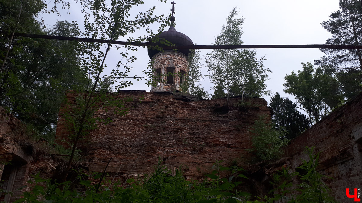 Рассказываем о необычном месте в городской черте. Деревня Ширманиха стала микрорайоном Владимира, но до сих пор это место словно стоит на краю мира. А рядом - очень красивый заброшенный храм