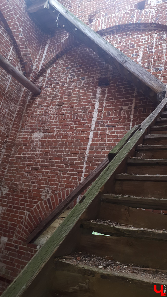 Рассказываем о необычном месте в городской черте. Деревня Ширманиха стала микрорайоном Владимира, но до сих пор это место словно стоит на краю мира. А рядом - очень красивый заброшенный храм