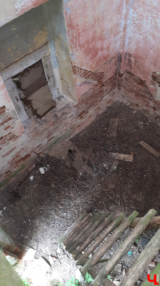 Рассказываем о необычном месте в городской черте. Деревня Ширманиха стала микрорайоном Владимира, но до сих пор это место словно стоит на краю мира. А рядом - очень красивый заброшенный храм