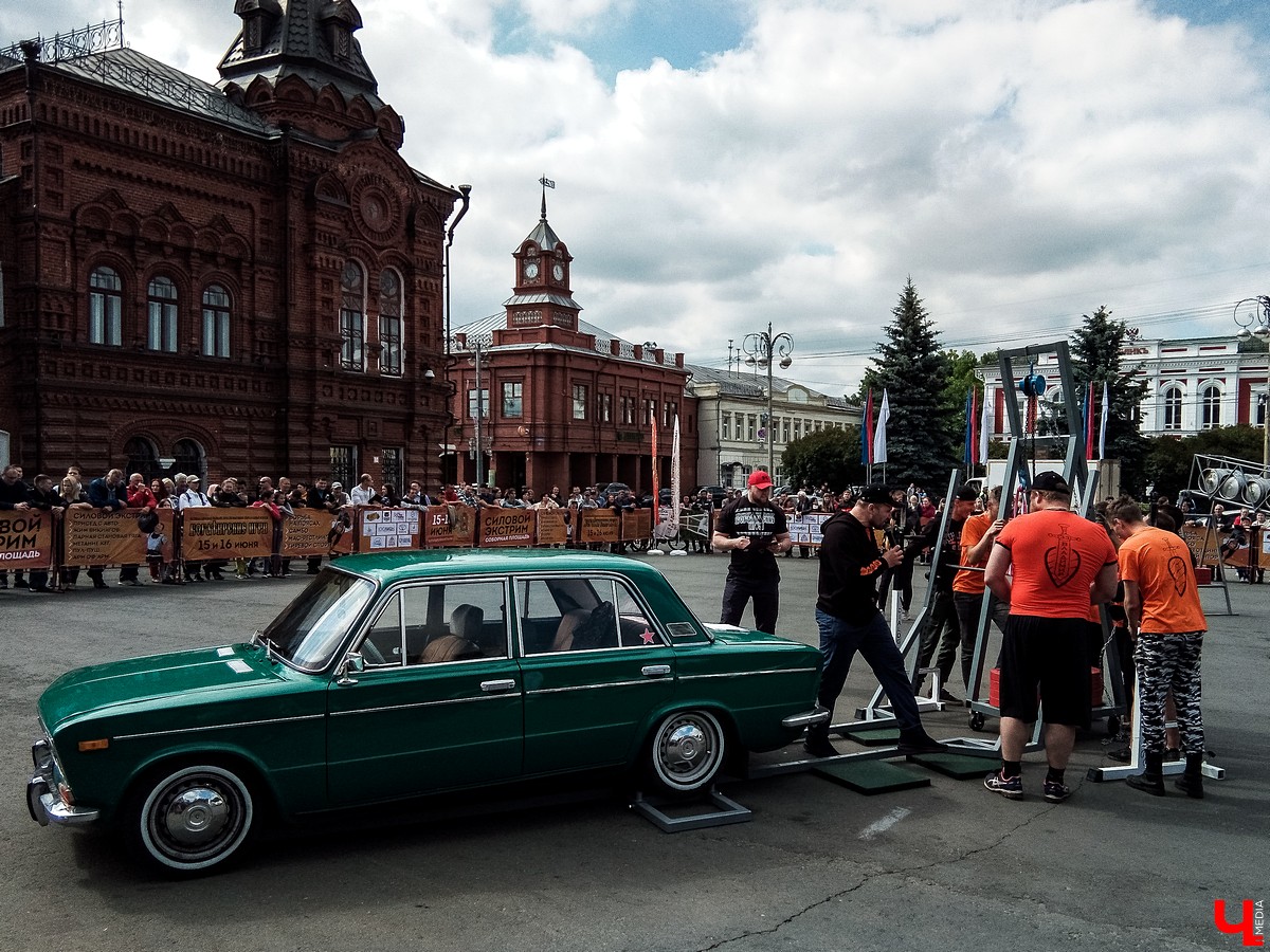 Во Владимире прошел фестиваль “Богатырские игры”. В нем приняли участие спортсмены из нескольких регионов России. За Владимир выступал тяжелоатлет Алексей Ловчев