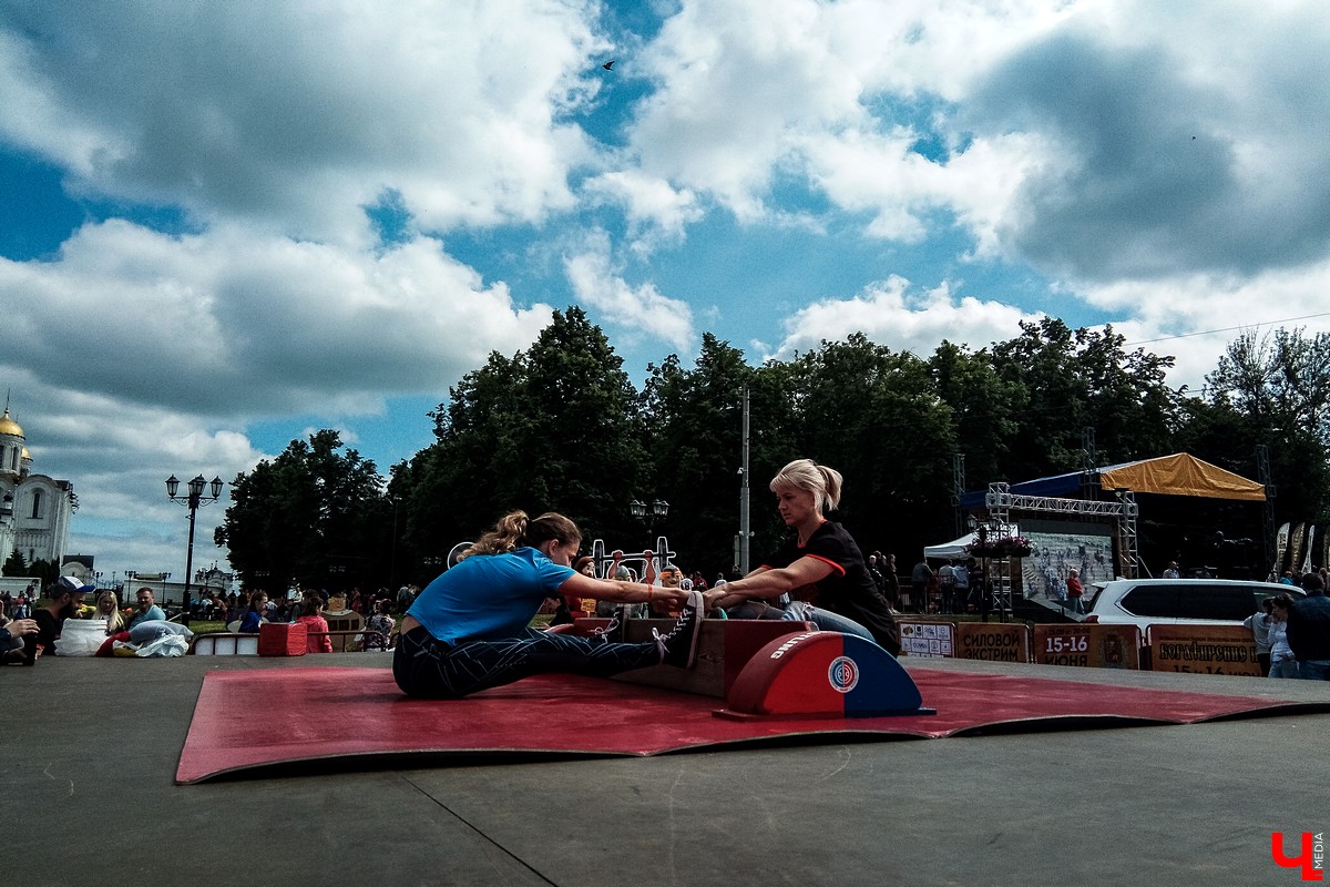 Во Владимире прошел фестиваль “Богатырские игры”. В нем приняли участие спортсмены из нескольких регионов России. За Владимир выступал тяжелоатлет Алексей Ловчев