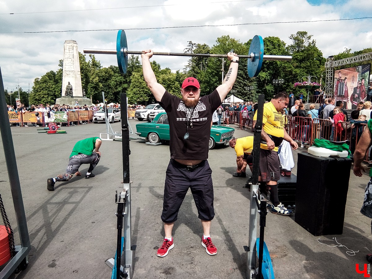 Во Владимире прошел фестиваль “Богатырские игры”. В нем приняли участие спортсмены из нескольких регионов России. За Владимир выступал тяжелоатлет Алексей Ловчев