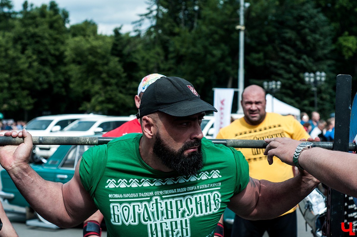 Во Владимире прошел фестиваль “Богатырские игры”. В нем приняли участие спортсмены из нескольких регионов России. За Владимир выступал тяжелоатлет Алексей Ловчев