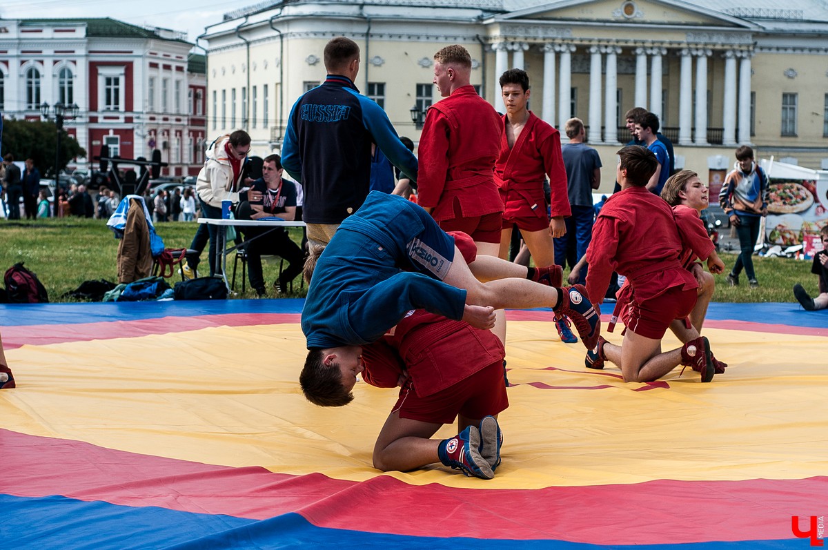Во Владимире прошел фестиваль “Богатырские игры”. В нем приняли участие спортсмены из нескольких регионов России. За Владимир выступал тяжелоатлет Алексей Ловчев