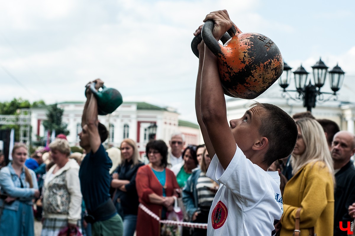 Во Владимире прошел фестиваль “Богатырские игры”. В нем приняли участие спортсмены из нескольких регионов России. За Владимир выступал тяжелоатлет Алексей Ловчев