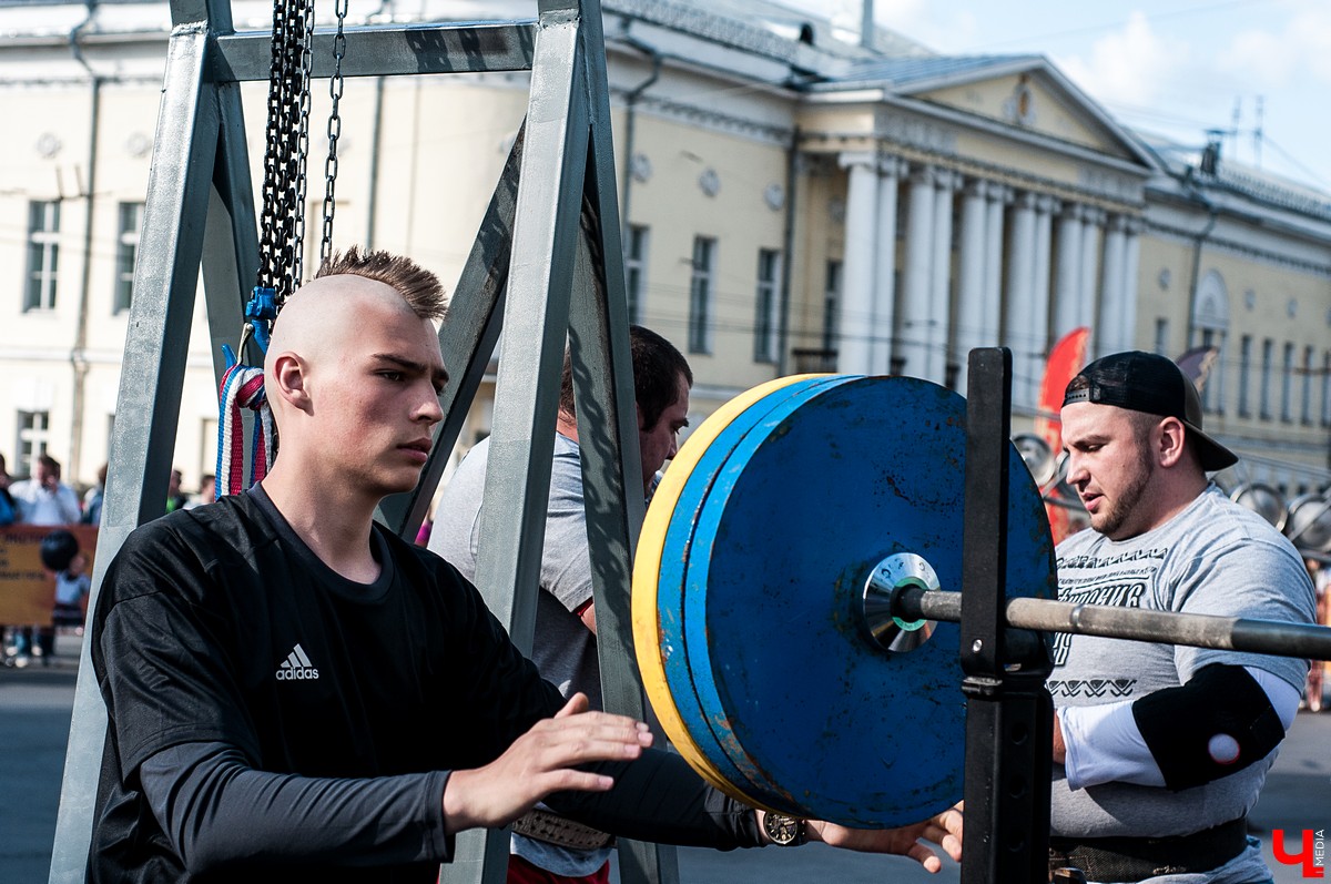 Во Владимире прошел фестиваль “Богатырские игры”. В нем приняли участие спортсмены из нескольких регионов России. За Владимир выступал тяжелоатлет Алексей Ловчев